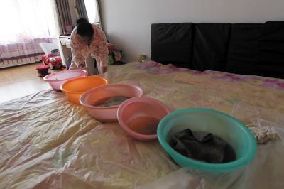 华亭楼上漏水，住户失联，小区没物管，业主维权难！律师来支招……